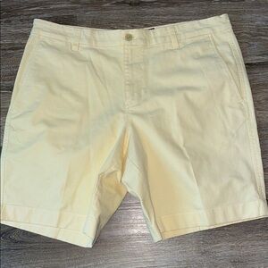 CHAPS BRIGHT YELLOW MEN’S SHORT